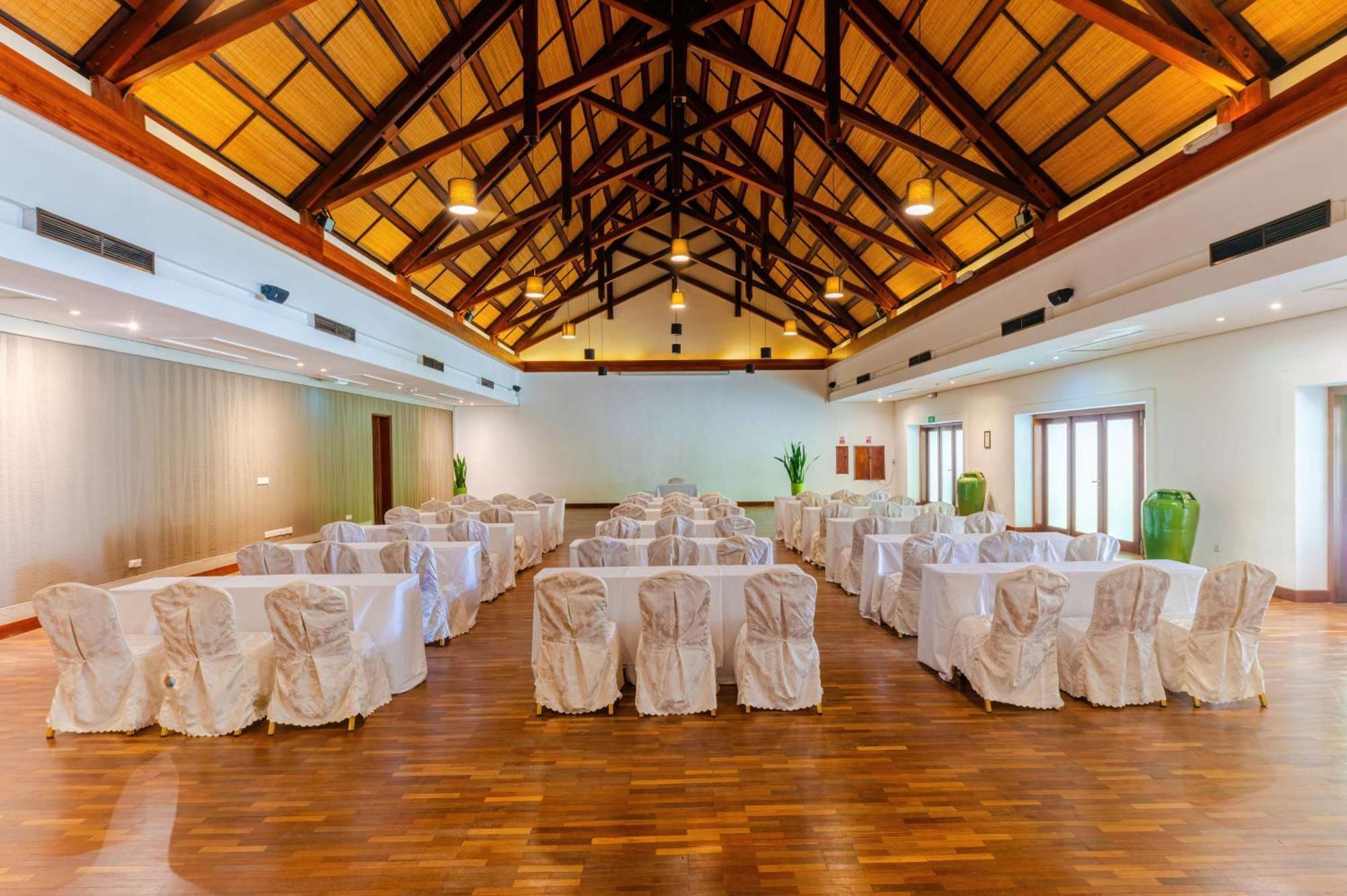 Crystals Beach Resort Belle Mare, A Member Of Radisson Individuals Palmar Exterior foto
